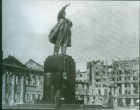 Фашисты казнили местных жителей используя памятник Ленина как виселицу. Фашисты казнили местных жителей используя памятник Ленина как виселицу.