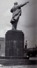 Фашисты казнили местных жителей используя памятник Ленина как виселицу. Фашисты казнили местных жителей используя памятник Ленина как виселицу.