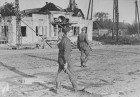 Немецкий патруль на улице 20-летия Октября. Лето 1942 года. Немецкий патруль на улице 20-летия Октября. Лето 1942 года.